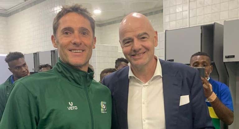 Felipe Vega-Arango, junto a Infantino.