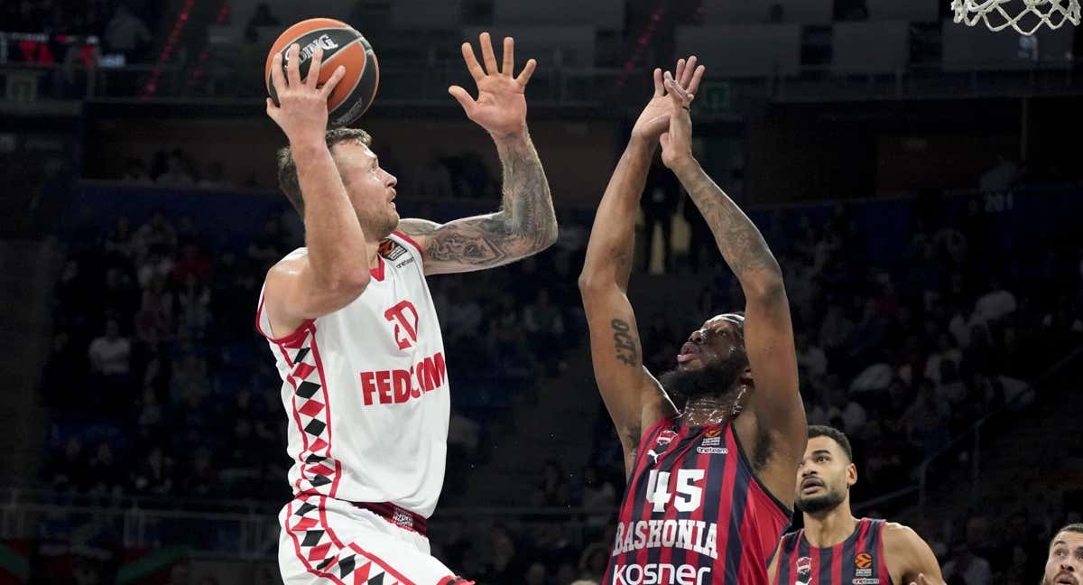 Donatas Motiejūnas con la bola ante Donta Hall.