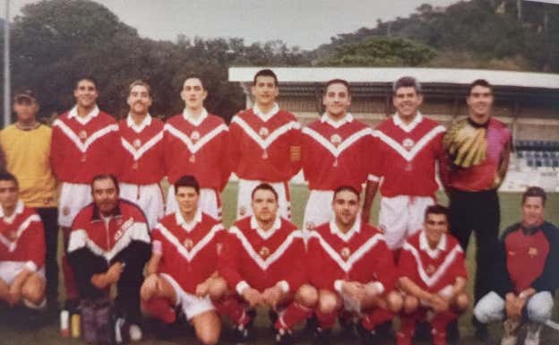 Piterman, en Tossa. Es el de abajo a la derecha, con un chándal del FC Barcelona.  JOSEP TORRENT
