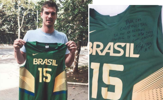 Splitter posa con una camiseta de Brasil que salió a subasta para recaudar dinero para Pro-Perú. CEDIDA