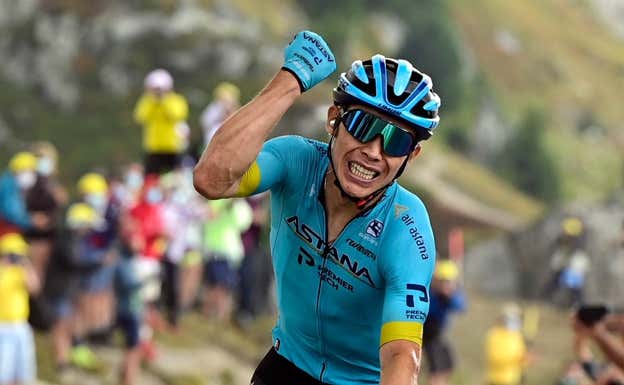 Miguel Ángel 'Superman' López celebra su victoria en el Col de la Loze.  EFE