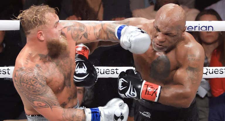 Jake Paul y Mike Tyson se lanzan dos directos durante su combate en Texas.