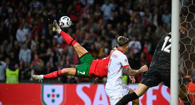 Una chilena y un nuevo récord de Cristiano impulsan a Portugal contra Polonia