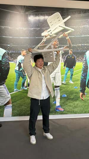 He Bingjiao levanta la silla de David Alaba repitiendo la mítica celebración. RELEVO/JM AMORÓS