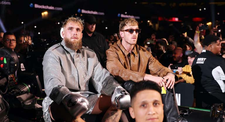 Jake Paul, junto a su hermano Logan, camino al ring para pelar ante Mike Tyson.