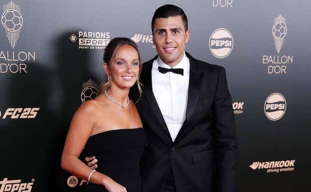 Rodri y su pareja, Laura, en la gala del Balón de Oro. REUTERS