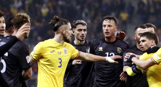 Un provocador cántico político lleva a Kosovo a marcharse del campo y negarse a jugar contra Rumanía