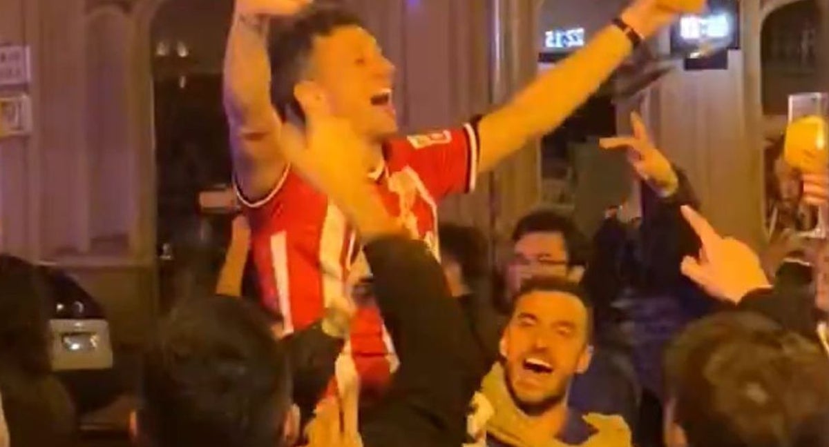 Mikel Vesga, en brazos de Dani García y Lekue, en plena celebración callejera.