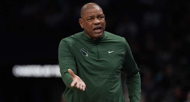 A Doc Rivers se le acaba la vigencia en Milwaukee y hasta los árbitros le salen rana