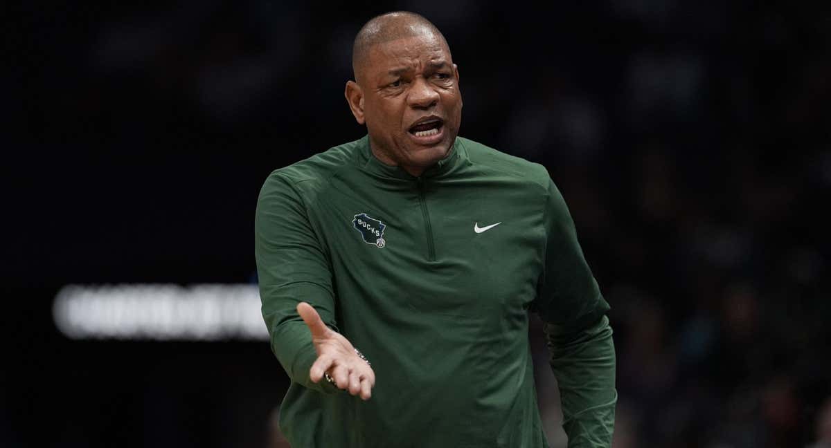 A Doc Rivers se le acaba la vigencia en Milwaukee y hasta los árbitros le salen rana