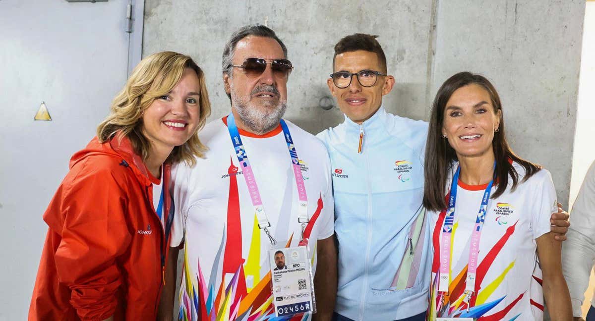Miguel Carballeda con la ministra de Deporte, Pilar Alegría, la reina Leticia y el atleta Yassine Ouhdadi.