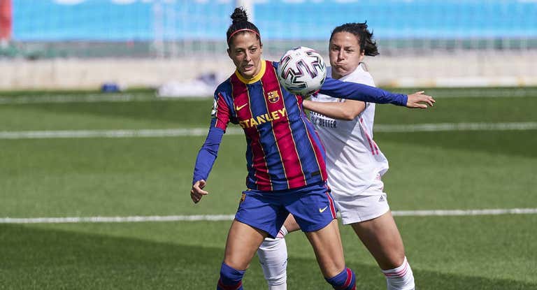 Jenni Hermoso e Ivana Andrés, exjugadora del Barça y del Real Madrid, durante el primer Clásico femenino el 4 de octubre de 2020.