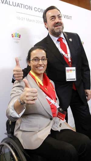 Miguel Carballeda y la nadadora Teresa Perales apoyan la candidatura de Madrid 2020.  EFE