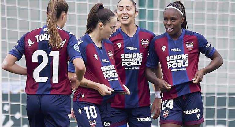 Ivonne Chacón y Érika, jugadoras del Levante, dedican el gol al pueblo valenciano en uno de los goles anotados ante el Betis en Liga F.