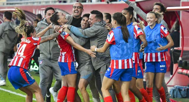 El Atlético revive tras una remontada de infarto y golpea al Real Madrid en ‘su’ Liga