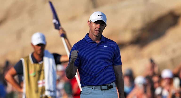Rory McIlroy celebra su victoria en Dubái.
