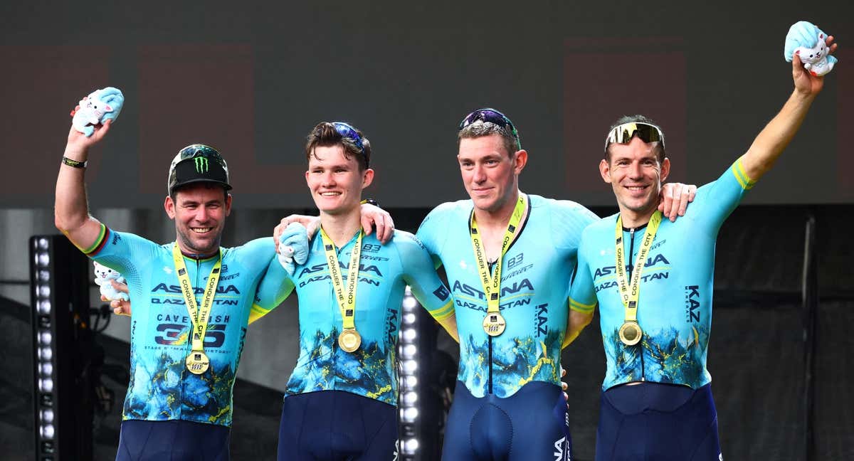 Astana celebrando el triunfo de Cavendish en su despedida en Singapur.  /REUTERS/Edgar Su