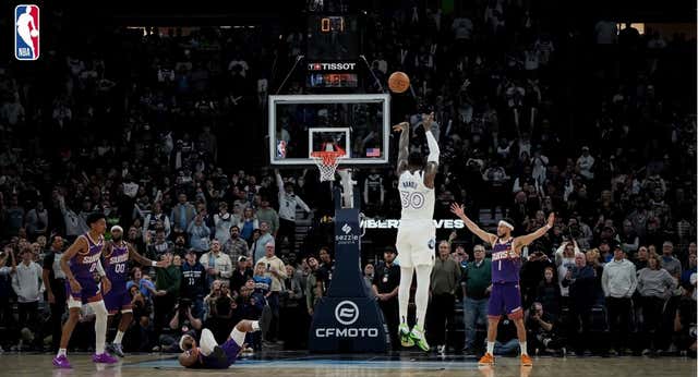 Julius Randle deja sin premio la exhibición de Booker en su primera gran noche en Minnesota