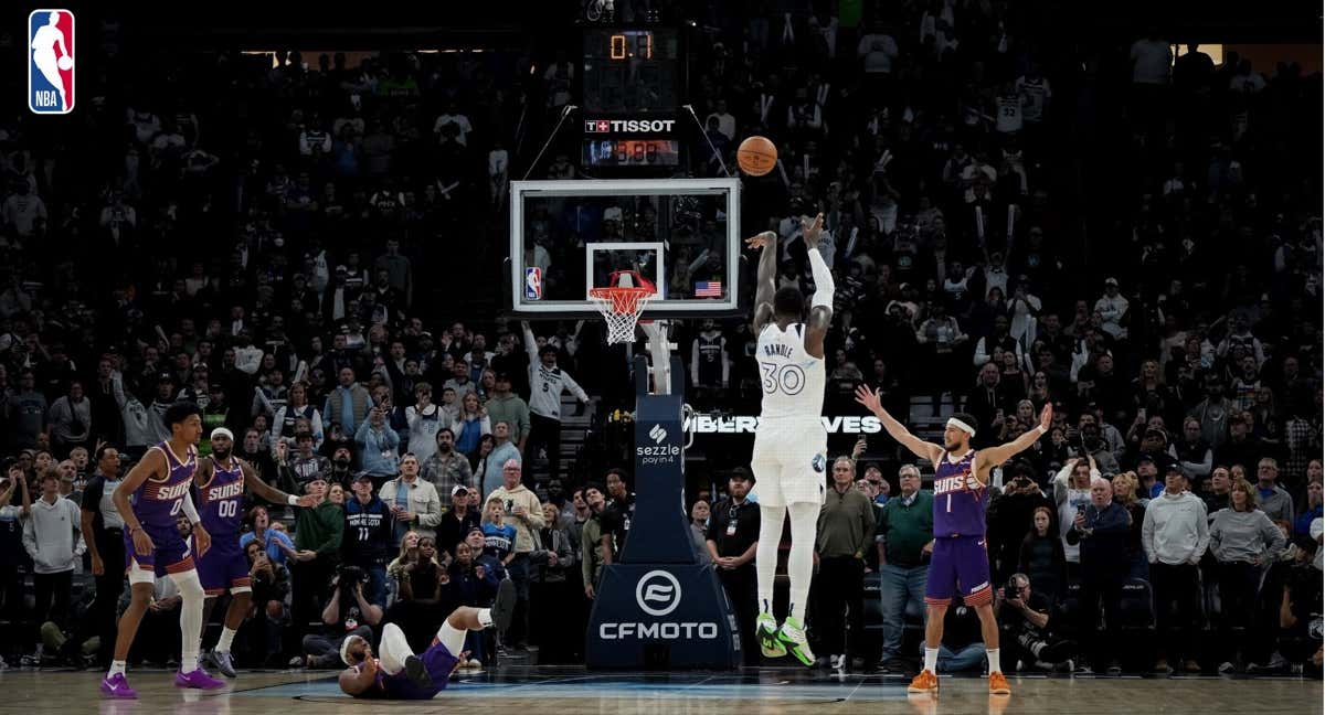 Julius Randle lanzando el triple de la victoria frente a los Phoenix Suns
