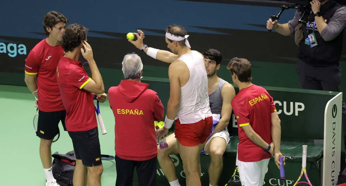Rafael Nadal y Carlos Alcaraz charlan con el equipo tras el entrenamiento del lunes en Málaga.