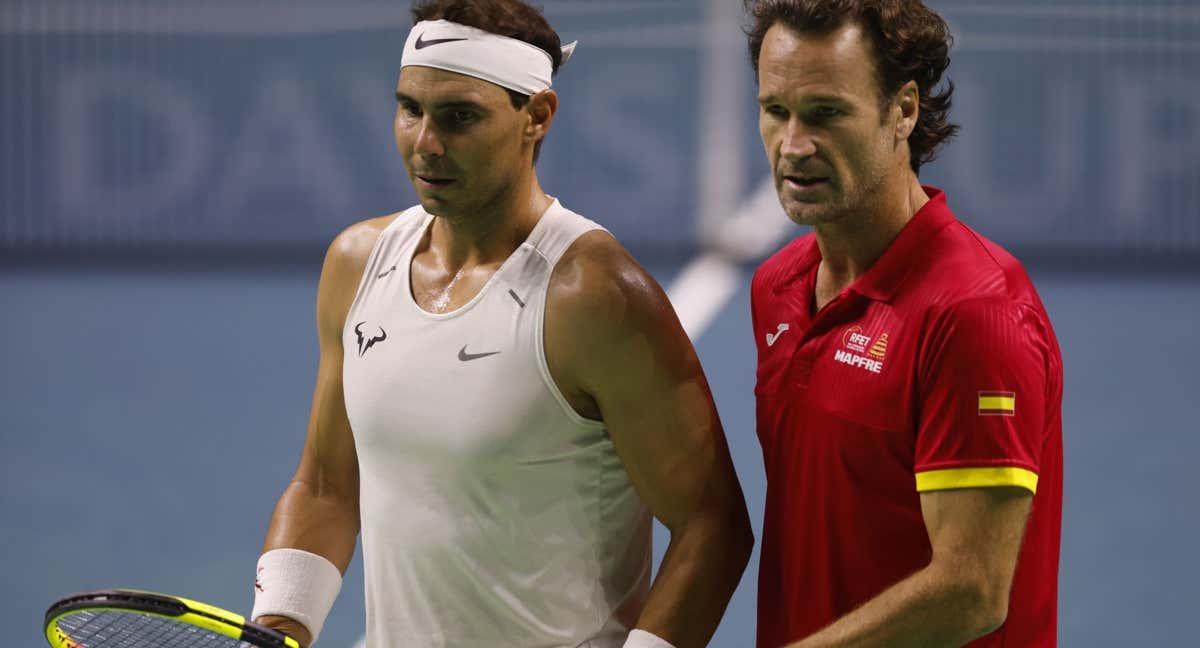 Rafael Nadal y Carlos Moyà, durante un entrenamiento en las Finales de la Copa DAvis.