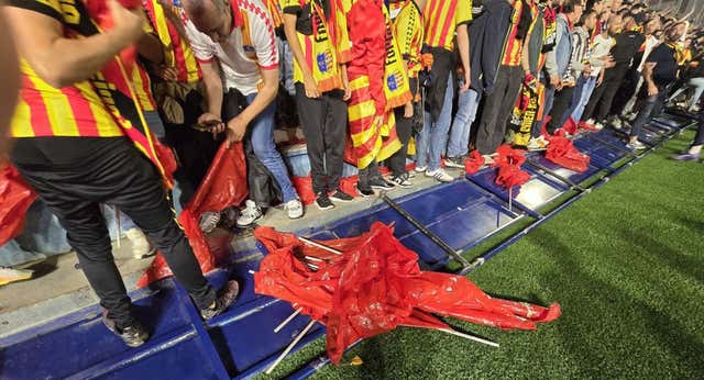 Sant Andreu y Europa señalan al Ayuntamiento tras los incidentes que obligaron a suspender el derbi: «Podría haber sido una tragedia»