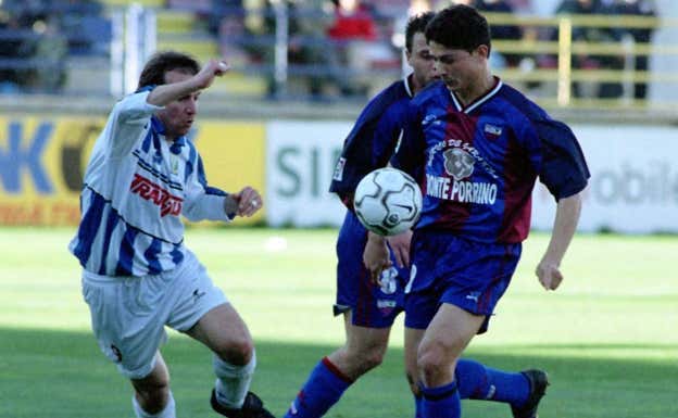 Iván Pérez, a la izquierda, en un partido ante el Extremadura.  Romero