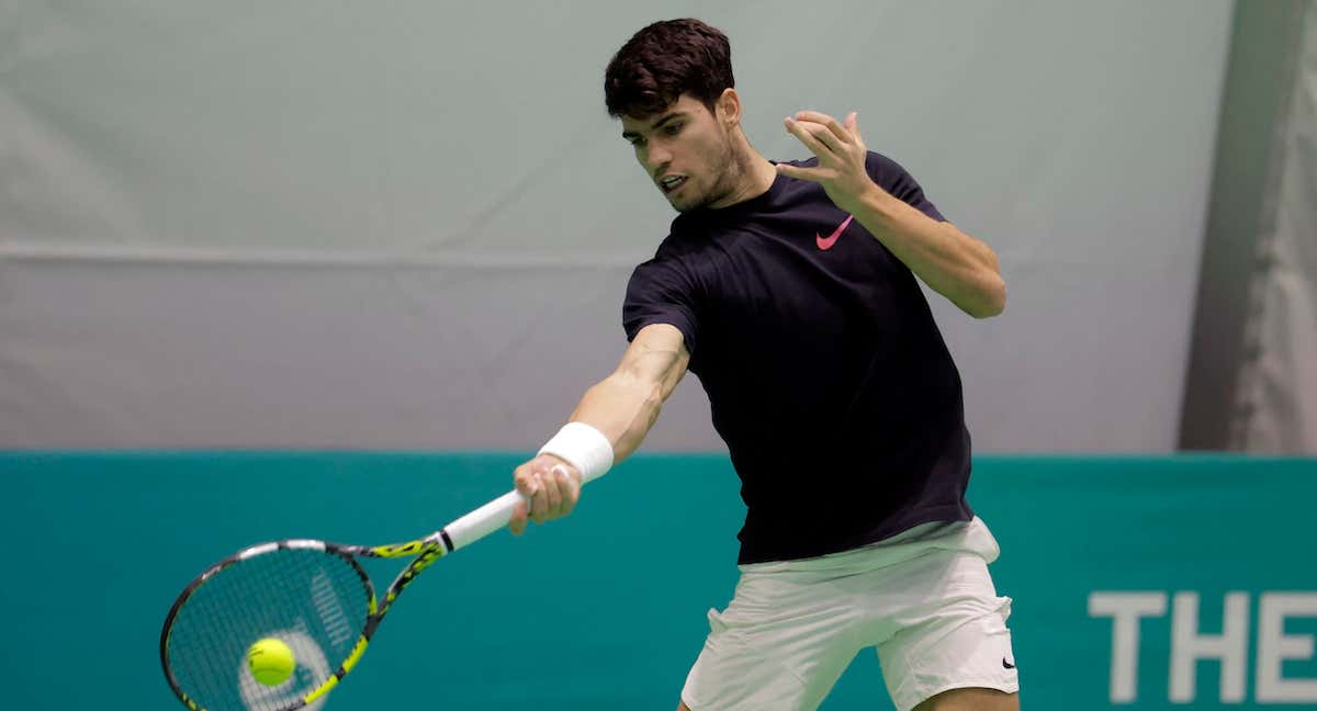 Carlos Alcaraz durante un entrenamiento con el equipo español de Copa Davis.
