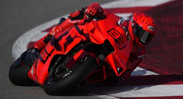El primer día de Marc Márquez vistiendo de rojo: visita temprana al box, fotos oficiales y primeras vueltas sobre la Ducati de fábrica