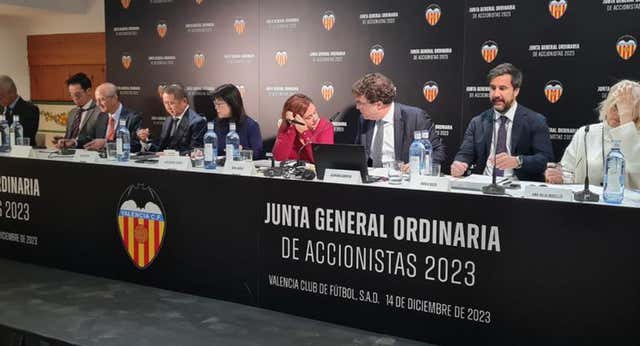 Fichajes baratos y contratos bajos: la hoja de ruta deportiva del Valencia no varía… y el banco contempla el descenso