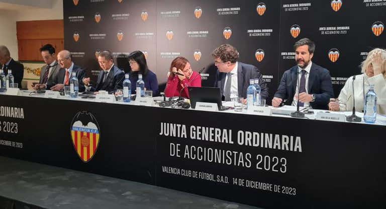 El consejo de administración del Valencia en la Junta General de 2023.