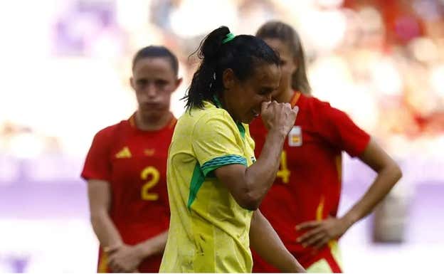 Marta, llorando tras recibir la tarjeta roja contra España en los JJOO.  Reuters
