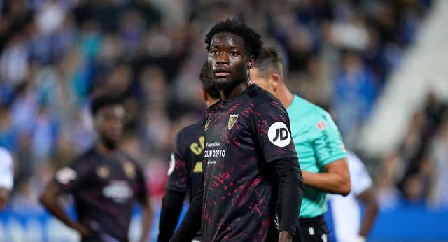 El brazalete de capitán de Francia consuela a Agoumé tras el error que costó un partido al Sevilla: “Nadie lo regala”