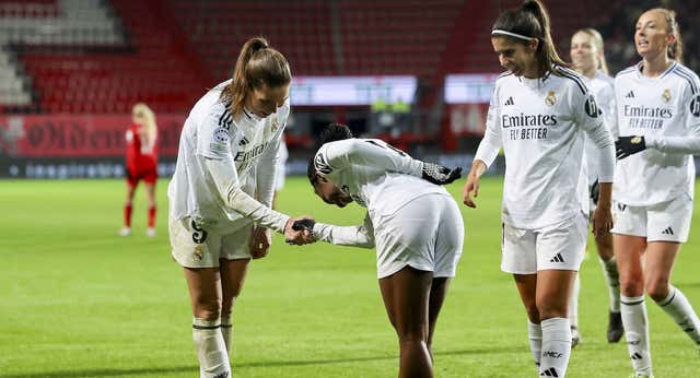 El apretón de manos de Linda Caicedo y Bruun acaba con el gafe del Real Madrid en la Champions