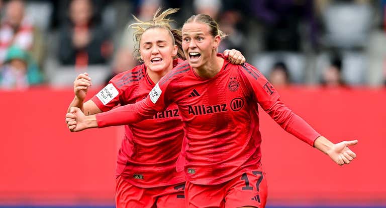 Klara Bühl celebrando un gol con Stanway.