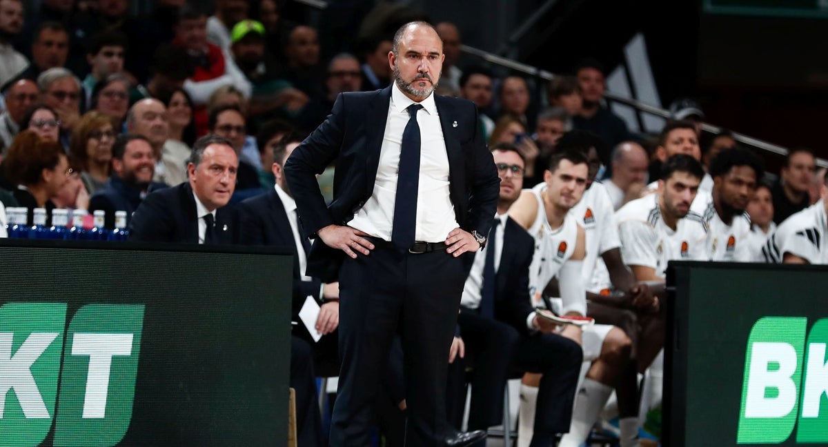 Chus Mateo, al frente de banquillo del Real Madrid.