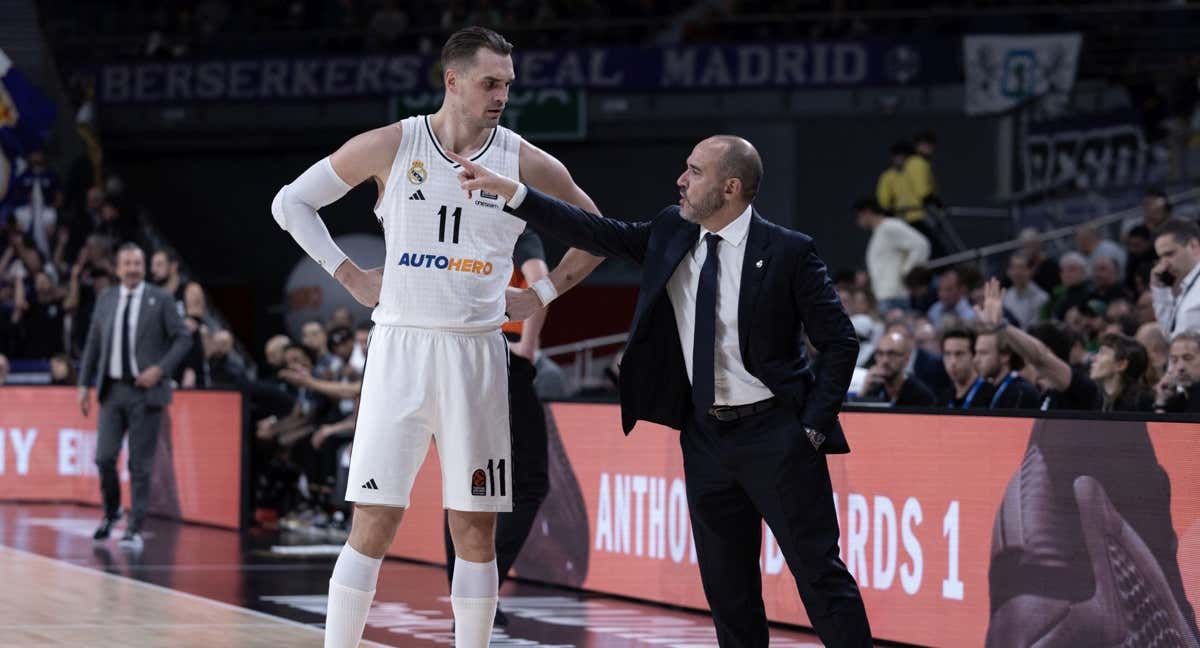 Chus Mateo habla con Mario Hezonja durante un partido esta temporada.