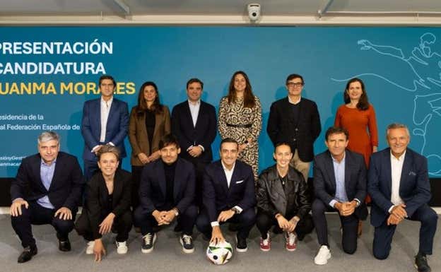 Juanma Morales, con el balón, el día de la presentación de su equipo.  AGENCIAS