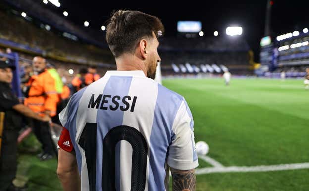 Leo Messi se dispone a sacar un córner. Efe