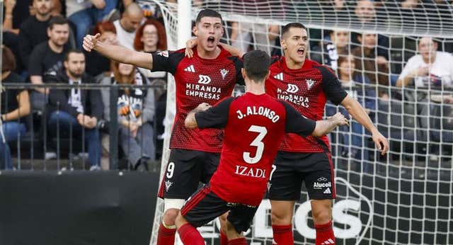 Panichelli aprovecha la oportunidad, vuela en Anduva y el Alavés se frota las manos