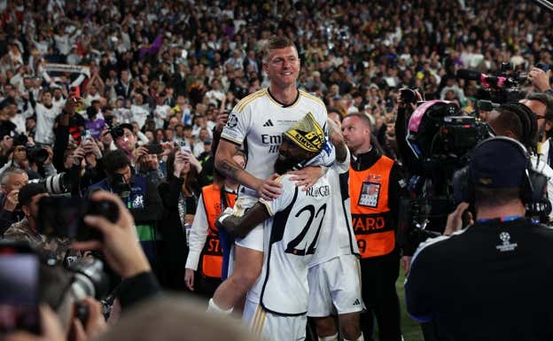 Kroos se abraza con Rüdiger después de ganar la UEFA Champions League en su último partido con el Real Madrid.  EFE
