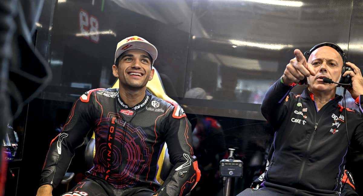 Jorge Martín en el box de Aprilia.