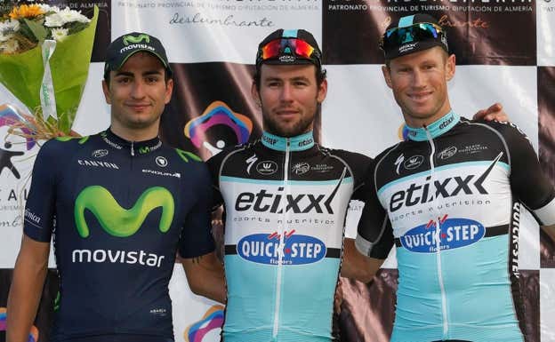 Mark Cavendish, escoltado por Juanjo Lobato y Mark Renshaw en el podio de la Clásica de Almería 2015.  ETIXX-QUICK STEP / SPRINT CYCLING