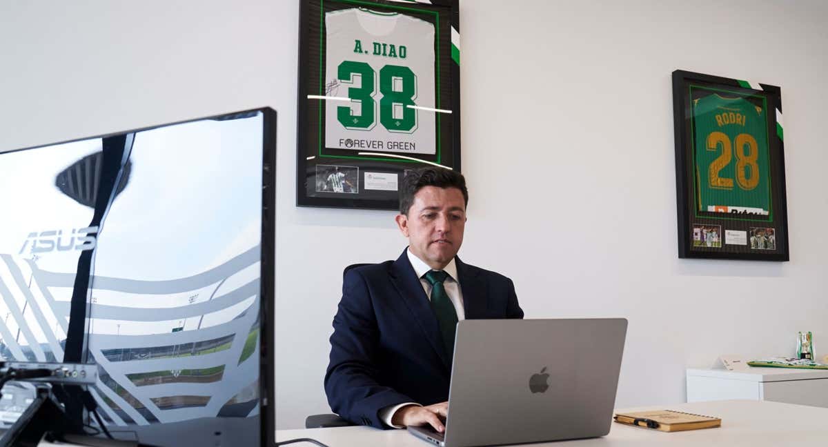 Miguel Calzado, director de fútbol formativo del Betis, en su despacho de la ciudad deportiva.