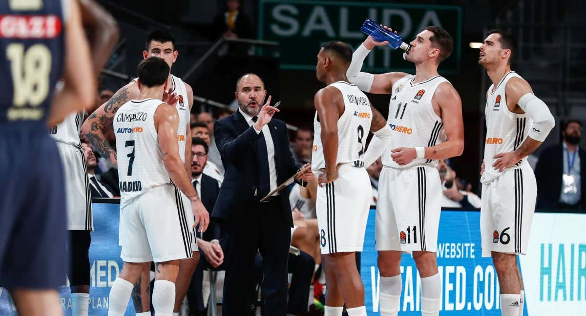 Chus Mateo da indicaciones a sus jugadores durante el partido ante el ALBA Berlín.