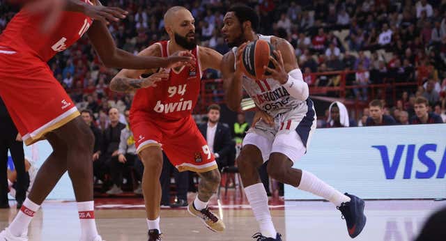 Un Olympiacos sin piedad ahonda en la crisis del Baskonia