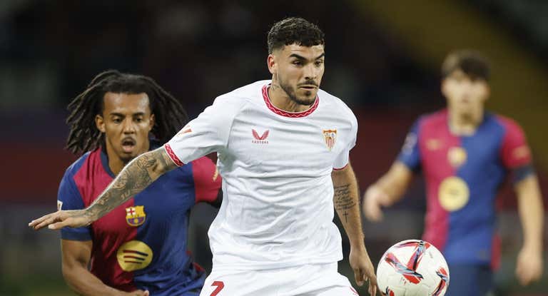 Isaac Romero controla un balón ante el Barcelona.