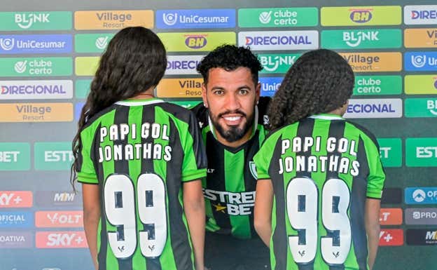 Jonathas de Jesús, el día de su presentación como futbolista del América Mineiro junto a sus hijas.  Relevo