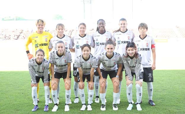 Un once titular antes de un partido.  INAC KOBE