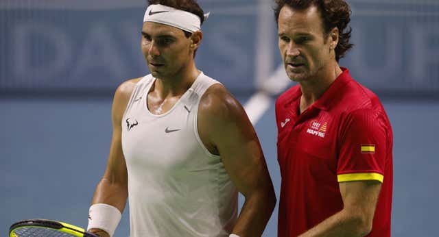 Carlos Moyá también le hubiera hecho otra despedida a Nadal: «Fue algo cutre, con un mes de antelación se sabía que si España perdía, Rafa se iba»